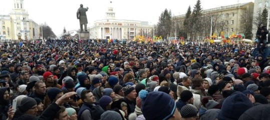 I tanti dubbi sul rogo in Siberia. Mentre in migliaia scendono in piazza