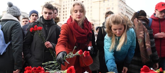 I tanti dubbi sul rogo in Siberia. Mentre in migliaia scendono in piazza
