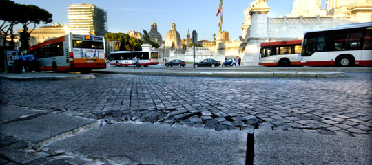 Due modi (quasi) fantascientifici per aggiustare le buche nelle strade