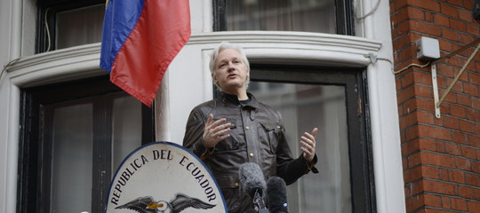 L'Ecuador ha staccato la connessione ad Assange. L'ultimo suo tweet potrebbe essere la causa