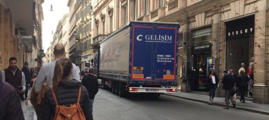 Roma: Tir turco 'buca' sicurezza e arriva in via del Corso