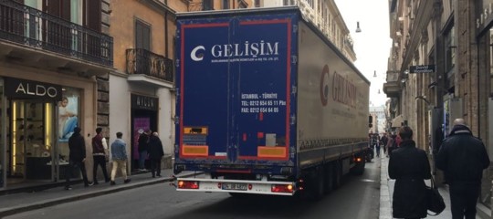 Roma: Tir turco 'buca' sicurezza e arriva in via del Corso