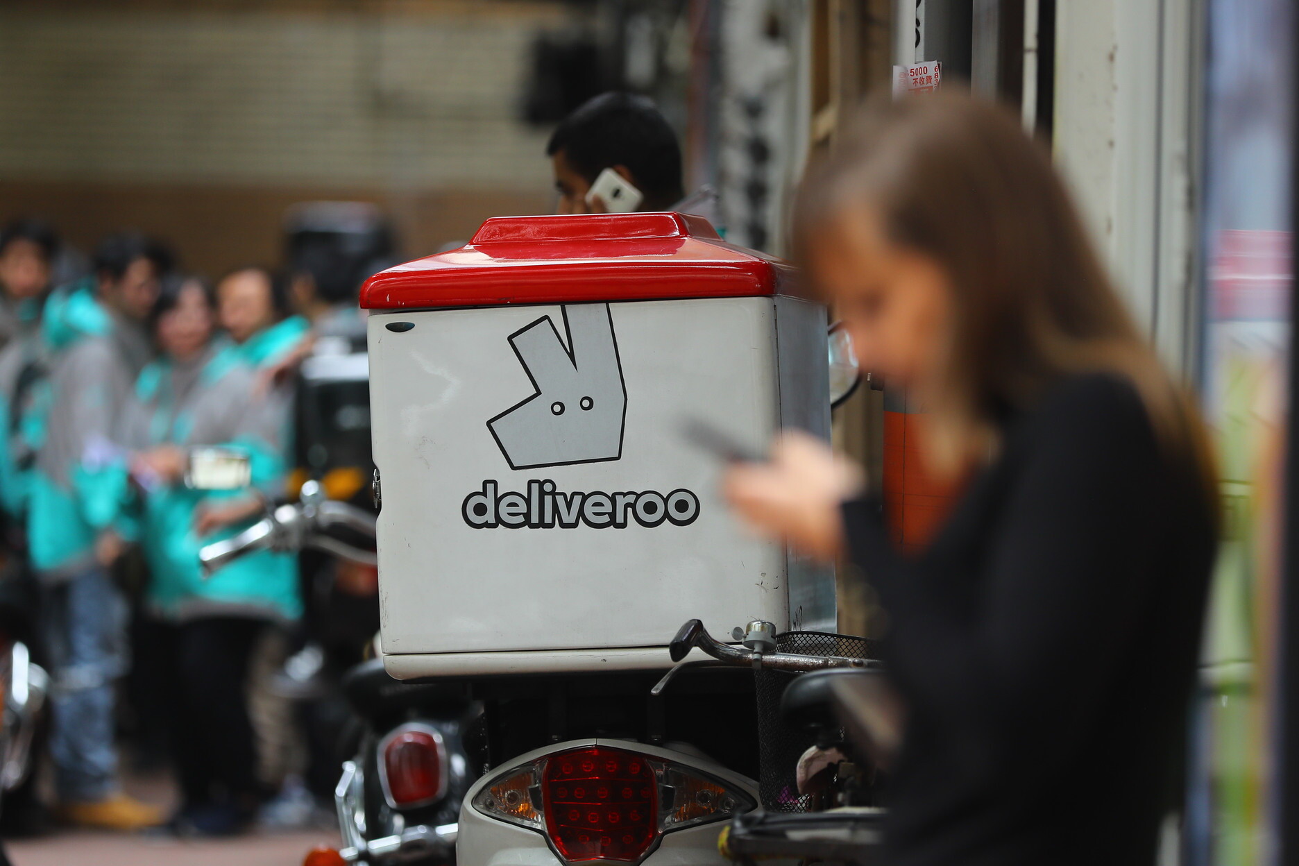 Dopo Glovo, anche Deliveroo finisce sotto controllo giudiziario