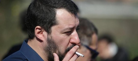 Salvini e l'eterno addio alla sigaretta