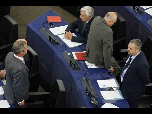 Ue: Farage e Ukip voltano spalle durante l'inno. Schulz rieletto - Video e Foto