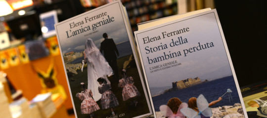 Basta con tutti questi punti esclamativi nei messaggi, scrive Elena Ferrante