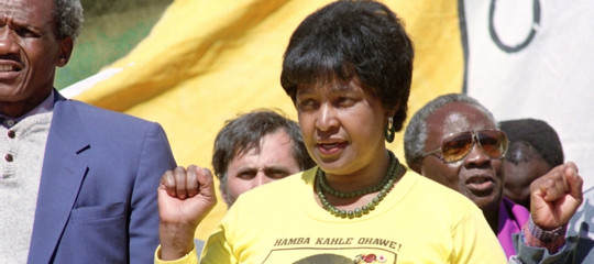 Tutte le ‘ombre’ di Winnie Mandela, moglie (troppo) rivoluzionaria di Madiba