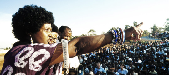 Tutte le ‘ombre’ di Winnie Mandela, moglie (troppo) rivoluzionaria di Madiba