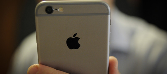 Il prossimo iPhone potrebbe essere curvo e non sarà necessario toccarlo