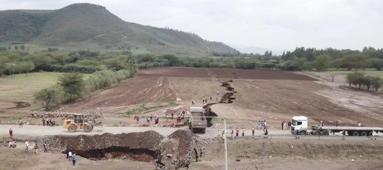 Cosa sono quelle fratture nella terra apparse improvvisamente in Kenya