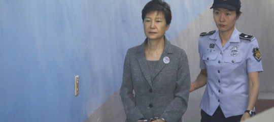 Corea del Sud: mazzette dai colossi dell'economia, 24 anni alla ex presidente Park Geun-hye