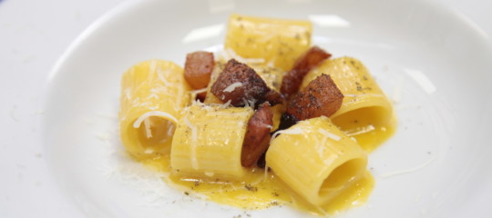 Le più improbabili ricette di Carbonara fatte da cuochi molto rinomati