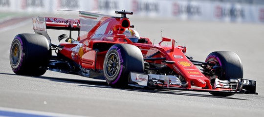 F.1: Gp Bahrain, la prima fila è Ferrari, Vettel in pole