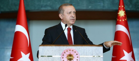 Turchia, Erdogan attacca Macron: "Francia complice dei terroristi"