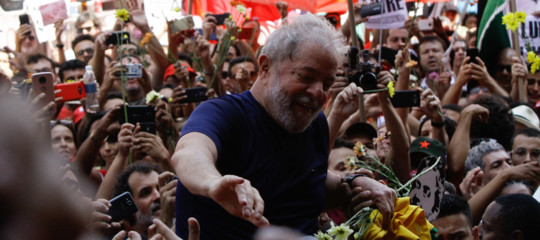 Brasile: Lula in carcere, 9 feriti negli scontri al suo arrivo
