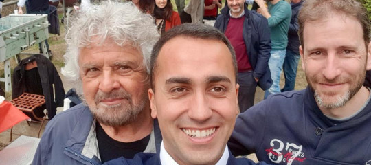 "Con il Pd o con la Lega, noi siamo pronti". Da Ivrea Di Maio lancia messaggi