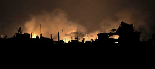 Siria: media di Stato, ribelli stanno evacuando Duma
