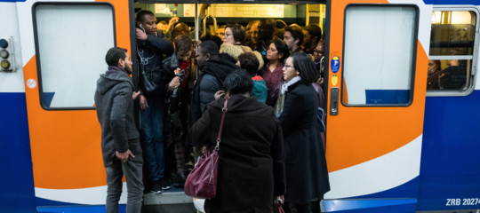 Una locomotiva di disagio sociale lanciata contro le riforme di Macron