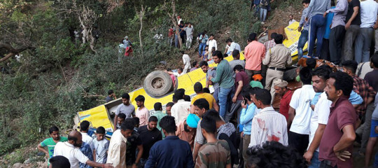 India: scuolabus precipita in burrone, 27 bambini morti