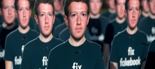 Chi esce veramente male dall'audizione di Zuckerberg sono i senatori