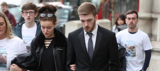 “Staccate la spina al piccolo Alfie”. Dopo Charlie e Isaiah un nuovo caso divide la Gran Bretagna