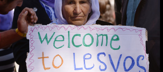 Dalla spiaggia di Lesbo al riciclo, i giubbotti che aiutano due volte i migranti