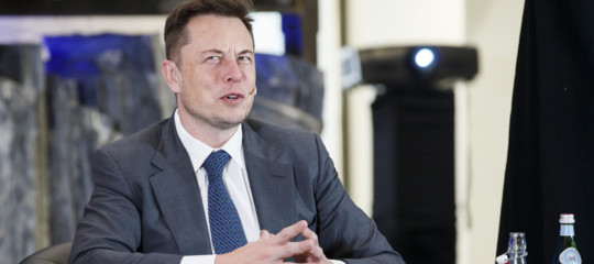 Elon Musk torna a far produrre le Tesla agli uomini dopo il fallimento dei robot