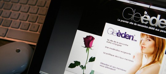 Flirtare online è come tradire. Lo stabilisce la Cassazione