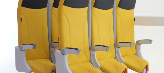 L’italiana Aviointeriors ci riprova: ecco i nuovi sedili verticali per aerei affollati