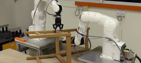 Un robot ha imparato un compito molto difficile: montare da solo una sedia Ikea
