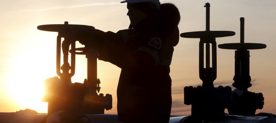 Petrolio: prezzo al top da 4 anni per summit Opec-Russia