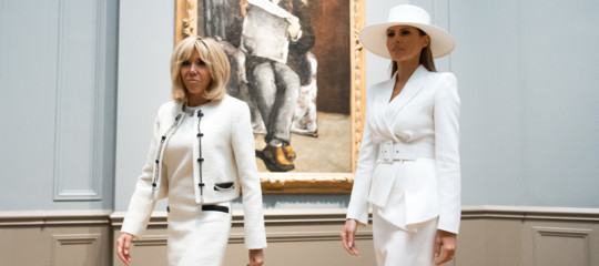 Lady Trump e Madame Macron, la vera sfida è a colpi di bianco