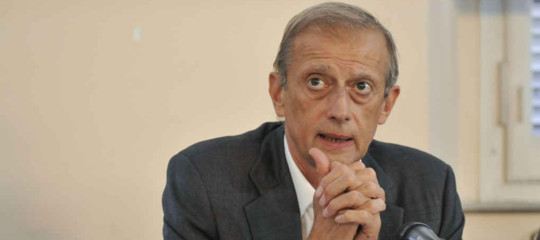 Consultare la base del Pd su un governo con il M5s. L'idea di Fassino