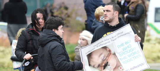 Come sta sopravvivendo Alfie Evans senza l'aiuto delle macchine