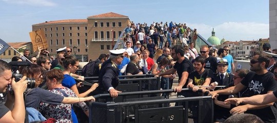 A Venezia c'è chi non vuole i cancelli di protezione. Cosa sta succedendo