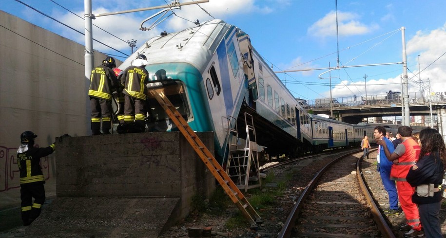 Le immagini del treno deragliato a Genova durante una manovra