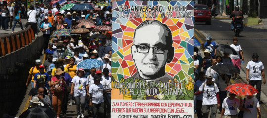 Papa: firma le canonizzazioni, Paolo VI e Romero saranno santi