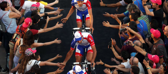Il Giro d'Italia parte subito con una caduta illustre. Che gara sarà