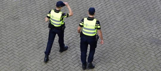 Olanda: uomo accoltella 3 persone a L'Aja, ferito da polizia