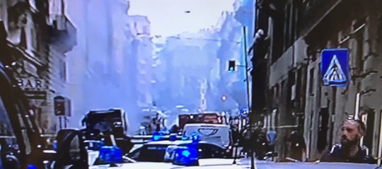 Autobus prende fuoco ed esplode nel centro di Roma