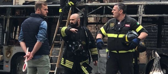 autobus atac esplode prende fuoco roma