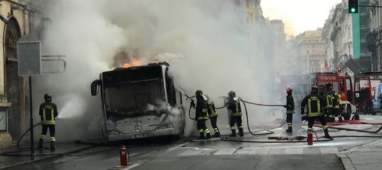 autobus atac esplode prende fuoco roma