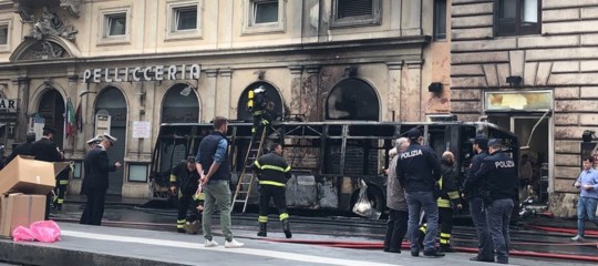 autobus atac esplode prende fuoco roma