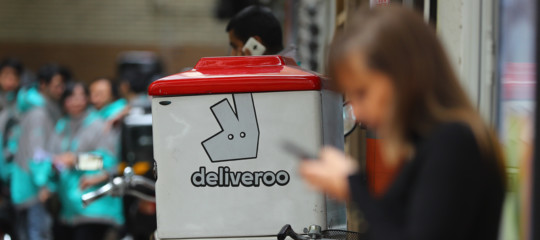 Qualcosa inizia a cambiare per i rider. Deliveroo concede l'assicurazione gratuita