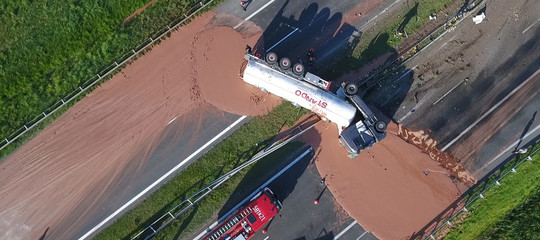 Si ribalta un'autocisterna in Polonia. Un fiume di cioccolato blocca l'autostrada