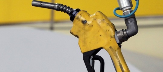 Petrolio: prezzi decollano su tensioni Iran e M.O., Brent quasi a 78 dollari