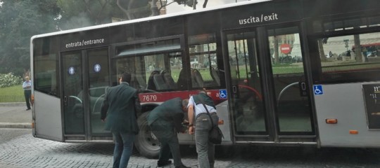 bus incendio atac piazza venezia