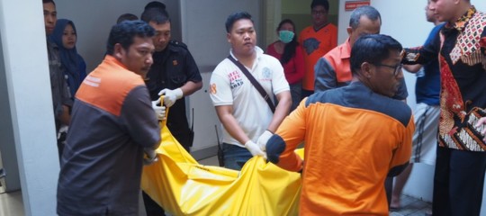 Indonesia: un'intera famiglia kamikaze, sale a 13 il bilancio dei morti