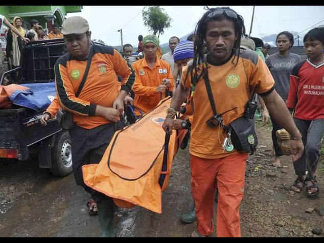 Indonesia: frana a Giava, 12 morti e 100 dispersi