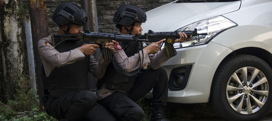 Indonesia: nuovo attentato, 4 kamikaze si fanno esplodere vicino quartier generale della polizia